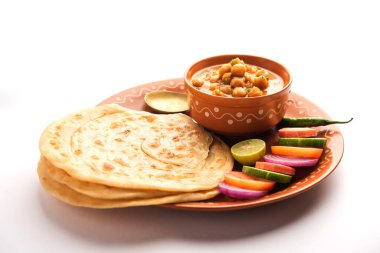 Chole veya Chana Masala ile Paratha, baharatlı baharatlı köri laccha parantha ile servis edilir. Popüler Kuzey Hint Tabağı