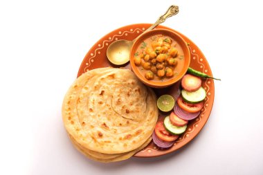 Chole veya Chana Masala ile Paratha, baharatlı baharatlı köri laccha parantha ile servis edilir. Popüler Kuzey Hint Tabağı