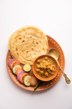Chole veya Chana Masala ile Paratha, baharatlı baharatlı köri laccha parantha ile servis edilir. Popüler Kuzey Hint Tabağı