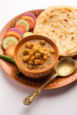 Chole veya Chana Masala ile Paratha, baharatlı baharatlı köri laccha parantha ile servis edilir. Popüler Kuzey Hint Tabağı