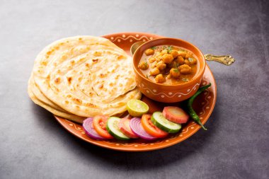 Chole veya Chana Masala ile Paratha, baharatlı baharatlı köri laccha parantha ile servis edilir. Popüler Kuzey Hint Tabağı