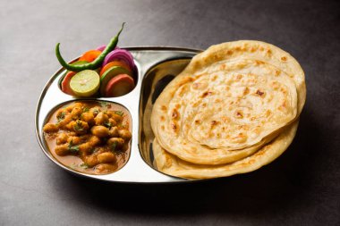 Chole veya Chana Masala ile Paratha, baharatlı baharatlı köri laccha parantha ile servis edilir. Popüler Kuzey Hint Tabağı