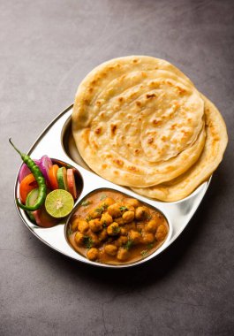 Chole veya Chana Masala ile Paratha, baharatlı baharatlı köri laccha parantha ile servis edilir. Popüler Kuzey Hint Tabağı