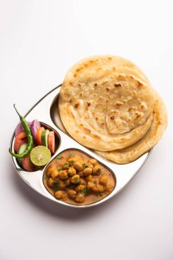 Chole veya Chana Masala ile Paratha, baharatlı baharatlı köri laccha parantha ile servis edilir. Popüler Kuzey Hint Tabağı