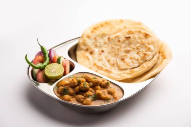 Chole veya Chana Masala ile Paratha, baharatlı baharatlı köri laccha parantha ile servis edilir. Popüler Kuzey Hint Tabağı