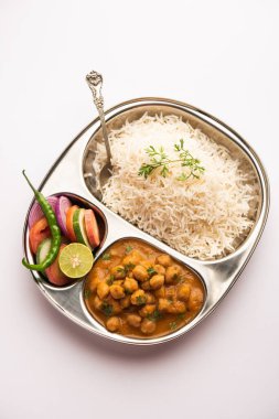 Hint yemeği kolesistektomi ya da yeşil salatayla servis edilen sade pirinçli baharatlı nohut körisi. seçici odak