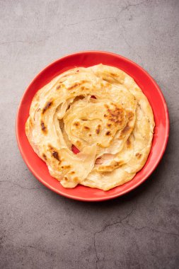 Laccha Paratha, yağlı ve bol yağlı, katmanlı bir pofuduk ekmek.