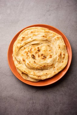 Laccha Paratha, yağlı ve bol yağlı, katmanlı bir pofuduk ekmek.