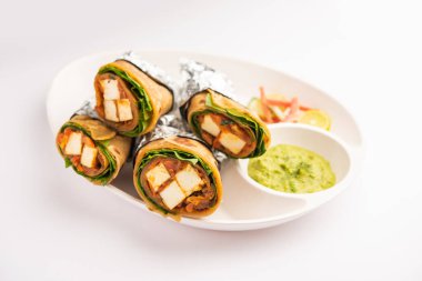 Cottage Cheese Paneer Kathi dürümü veya ambalajı Kolkata usulü börek olarak da bilinir, vejetaryen Hint yemekleri.