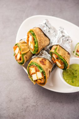 Cottage Cheese Paneer Kathi dürümü veya ambalajı Kolkata usulü börek olarak da bilinir, vejetaryen Hint yemekleri.
