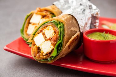 Cottage Cheese Paneer Kathi dürümü veya ambalajı Kolkata usulü börek olarak da bilinir, vejetaryen Hint yemekleri.