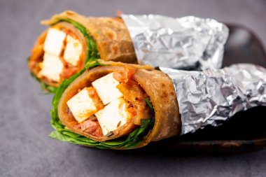 Cottage Cheese Paneer Kathi dürümü veya ambalajı Kolkata usulü börek olarak da bilinir, vejetaryen Hint yemekleri.