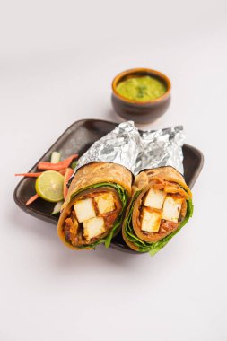 Cottage Cheese Paneer Kathi dürümü veya ambalajı Kolkata usulü börek olarak da bilinir, vejetaryen Hint yemekleri.