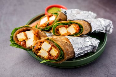 Cottage Cheese Paneer Kathi dürümü veya ambalajı Kolkata usulü börek olarak da bilinir, vejetaryen Hint yemekleri.