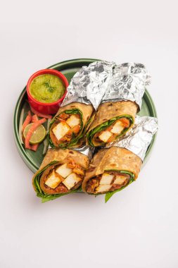 Cottage Cheese Paneer Kathi dürümü veya ambalajı Kolkata usulü börek olarak da bilinir, vejetaryen Hint yemekleri.
