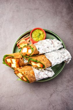 Cottage Cheese Paneer Kathi dürümü veya ambalajı Kolkata usulü börek olarak da bilinir, vejetaryen Hint yemekleri.