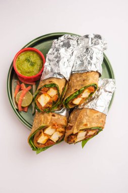 Cottage Cheese Paneer Kathi dürümü veya ambalajı Kolkata usulü börek olarak da bilinir, vejetaryen Hint yemekleri.