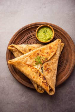 Üçgen Paratha Paketi, patates tavuğu ile doldurulmuş yeşil turşu, Hint yemeği.