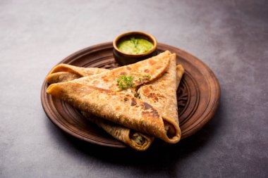 Üçgen Paratha Paketi, patates tavuğu ile doldurulmuş yeşil turşu, Hint yemeği.
