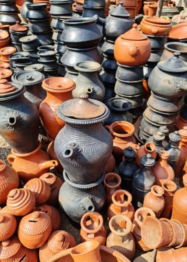 Geleneksel Hint terasottası ya da kırmızı kil çömlek ya da toprak eşyalar köydeki yol kenarı dükkanında sergileniyor.