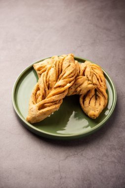 Yaprak şekli veya laccha Mathri veya mathiya, Rajasthani çay saati atıştırmalığı. Hindistan 'ın kuzeybatı bölgesinden kızarmış gevrek bir bisküvi.