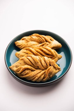 Yaprak şekli veya laccha Mathri veya mathiya, Rajasthani çay saati atıştırmalığı. Hindistan 'ın kuzeybatı bölgesinden kızarmış gevrek bir bisküvi.