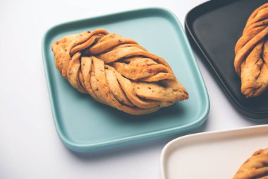 Yaprak şekli veya laccha Mathri veya mathiya, Rajasthani çay saati atıştırmalığı. Hindistan 'ın kuzeybatı bölgesinden kızarmış gevrek bir bisküvi.