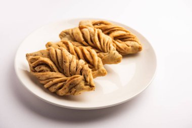 Yaprak şekli veya laccha Mathri veya mathiya, Rajasthani çay saati atıştırmalığı. Hindistan 'ın kuzeybatı bölgesinden kızarmış gevrek bir bisküvi.