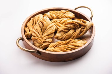 Yaprak şekli veya laccha Mathri veya mathiya, Rajasthani çay saati atıştırmalığı. Hindistan 'ın kuzeybatı bölgesinden kızarmış gevrek bir bisküvi.