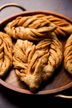 Yaprak şekli veya laccha Mathri veya mathiya, Rajasthani çay saati atıştırmalığı. Hindistan 'ın kuzeybatı bölgesinden kızarmış gevrek bir bisküvi.
