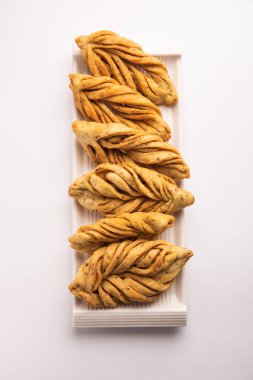 Yaprak şekli veya laccha Mathri veya mathiya, Rajasthani çay saati atıştırmalığı. Hindistan 'ın kuzeybatı bölgesinden kızarmış gevrek bir bisküvi.