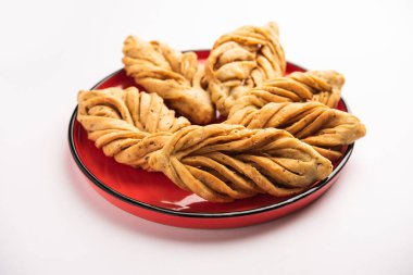 Yaprak şekli veya laccha Mathri veya mathiya, Rajasthani çay saati atıştırmalığı. Hindistan 'ın kuzeybatı bölgesinden kızarmış gevrek bir bisküvi.