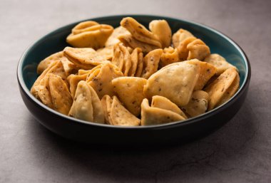 Katmanlı ya da şeritli Mathri ya da mathiya Kuzey Hindistan 'da insanların çay ile sevdiği popüler bir aperatif tarifidir.