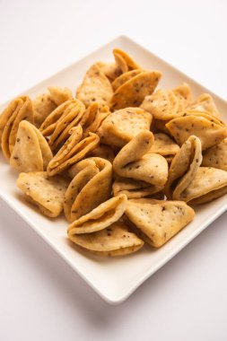 Katmanlı ya da şeritli Mathri ya da mathiya Kuzey Hindistan 'da insanların çay ile sevdiği popüler bir aperatif tarifidir.