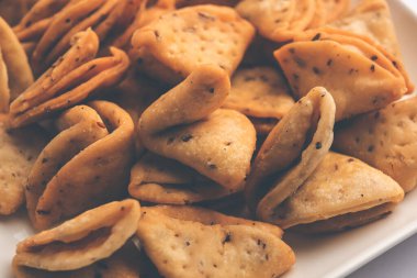 Katmanlı ya da şeritli Mathri ya da mathiya Kuzey Hindistan 'da insanların çay ile sevdiği popüler bir aperatif tarifidir.