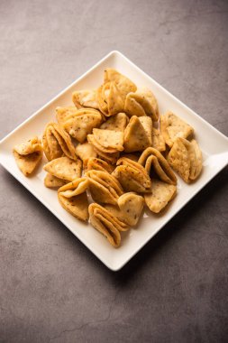 Katmanlı ya da şeritli Mathri ya da mathiya Kuzey Hindistan 'da insanların çay ile sevdiği popüler bir aperatif tarifidir.