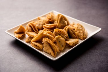 Katmanlı ya da şeritli Mathri ya da mathiya Kuzey Hindistan 'da insanların çay ile sevdiği popüler bir aperatif tarifidir.