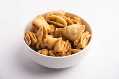 Katmanlı ya da şeritli Mathri ya da mathiya Kuzey Hindistan 'da insanların çay ile sevdiği popüler bir aperatif tarifidir.