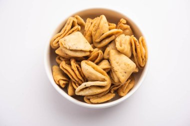 Katmanlı ya da şeritli Mathri ya da mathiya Kuzey Hindistan 'da insanların çay ile sevdiği popüler bir aperatif tarifidir.