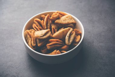 Katmanlı ya da şeritli Mathri ya da mathiya Kuzey Hindistan 'da insanların çay ile sevdiği popüler bir aperatif tarifidir.