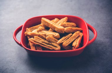 Katmanlı ya da şeritli Mathri ya da mathiya Kuzey Hindistan 'da insanların çay ile sevdiği popüler bir aperatif tarifidir.