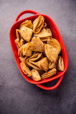 Katmanlı ya da şeritli Mathri ya da mathiya Kuzey Hindistan 'da insanların çay ile sevdiği popüler bir aperatif tarifidir.