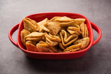 Katmanlı ya da şeritli Mathri ya da mathiya Kuzey Hindistan 'da insanların çay ile sevdiği popüler bir aperatif tarifidir.