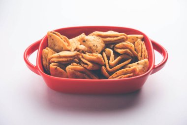 Katmanlı ya da şeritli Mathri ya da mathiya Kuzey Hindistan 'da insanların çay ile sevdiği popüler bir aperatif tarifidir.