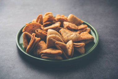 Katmanlı ya da şeritli Mathri ya da mathiya Kuzey Hindistan 'da insanların çay ile sevdiği popüler bir aperatif tarifidir.