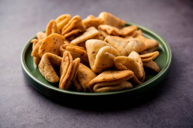 Katmanlı ya da şeritli Mathri ya da mathiya Kuzey Hindistan 'da insanların çay ile sevdiği popüler bir aperatif tarifidir.