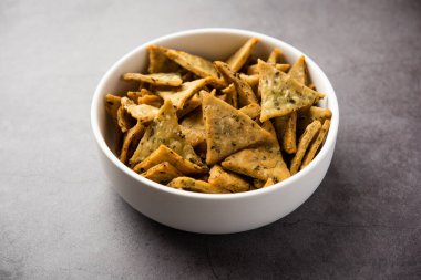 Hint Namkeen Palak veya Methi Mathri Triangle şekli veya Tikona - Tuzlu Fenugreek veya ıspanak yaprağı karışımı krakerler
