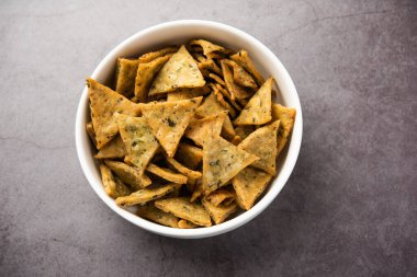 Hint Namkeen Palak veya Methi Mathri Triangle şekli veya Tikona - Tuzlu Fenugreek veya ıspanak yaprağı karışımı krakerler