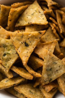Hint Namkeen Palak veya Methi Mathri Triangle şekli veya Tikona - Tuzlu Fenugreek veya ıspanak yaprağı karışımı krakerler