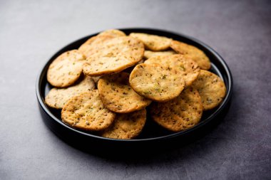 Palak veya Methi Mathri - Tuzlu FenuGreek veya ıspanak yapraklı krakerler Hindistan 'da popülerdir.